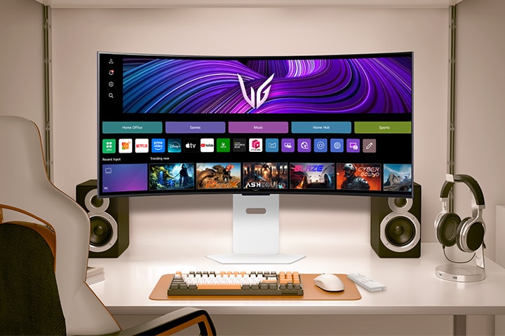 Video hiển thị màn hình hướng về phía trước trên bàn, xen kẽ giữa hình ảnh webOS và hình ảnh chơi game.