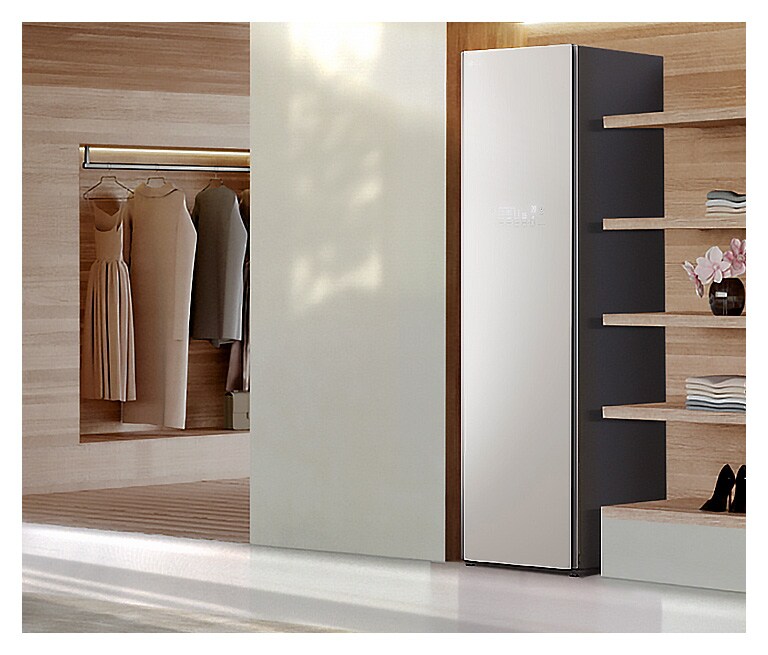 Hình ảnh tủ chăm sóc quần áo LG Styler Objet Collection màu be sương mờ đặt trong phòng thay đồ.