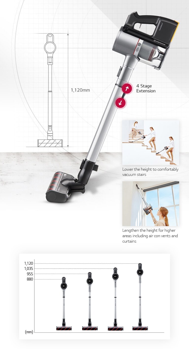 Máy hút bụi trong đế sạc nằm trong phòng khách ở phía sau với một người phụ nữ đang nhìn vào điện thoại của mình