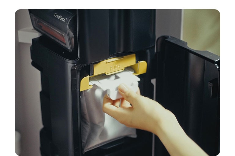 Minh họa cảnh tháo túi rác dùng một lần dùng để chứa bụi bẩn theo quy trình Tự động đổ bụi.