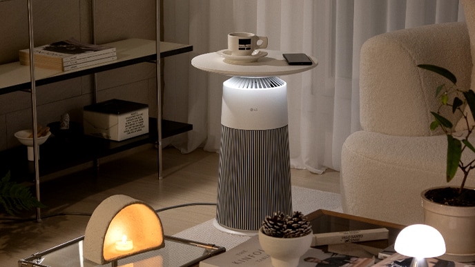 Giữa phòng khách tối, sản phẩm được đặt nhẹ nhàng phát ra ánh sáng tâm trạng. Cốc cà phê và đồ dùng được đặt lên trên sản phẩm có tác dụng như một chiếc bàn.