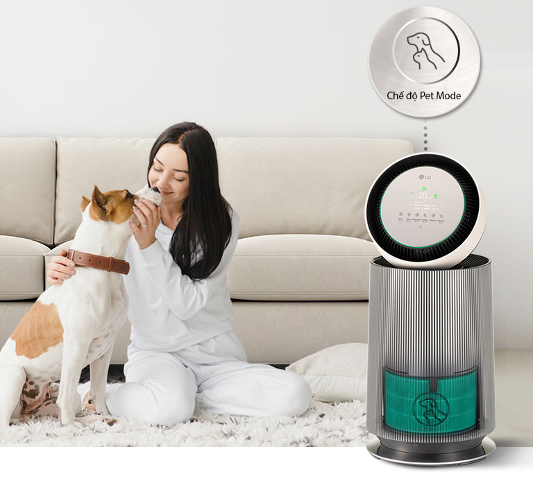 Một người đang vui vẻ bên thú cưng và chế độ thú cưng của sản phẩm đang hoạt động
