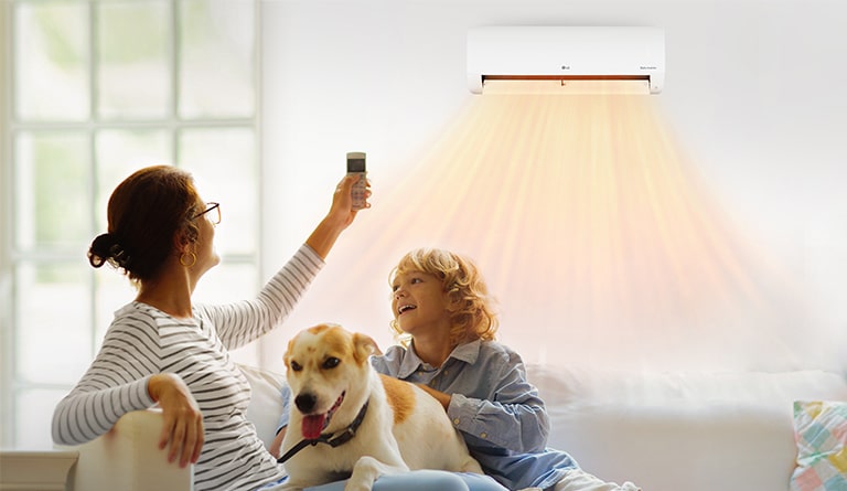 Bà và cháu trai đang nằm trên ghế sofa và đón làn gió ấm áp