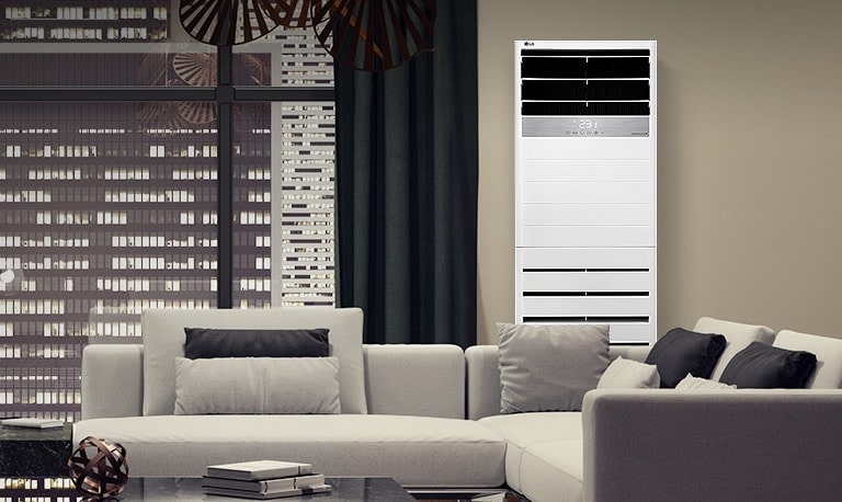 Dàn đứng đặt trên sàn LG được đặt ở phía bên phải phía sau ghế sofa và có thể nhìn thấy các tòa nhà cao tầng được chiếu sáng ngoài cửa sổ phòng khách lớn.