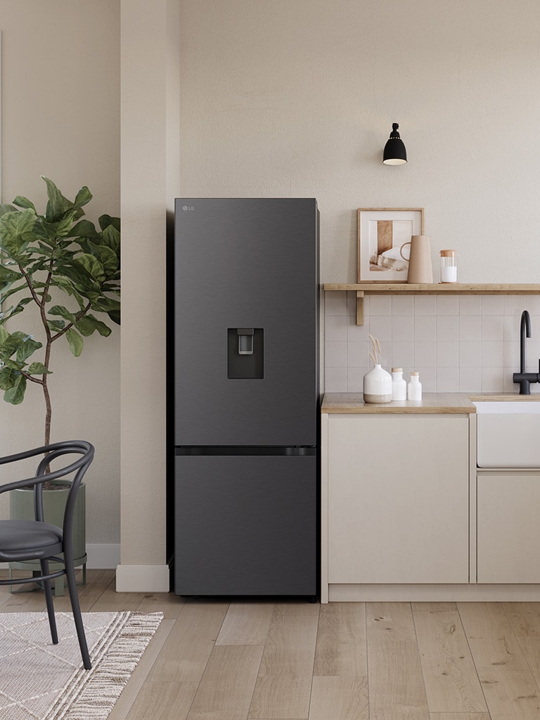 Toàn cảnh căn bếp với tủ lạnh LG ngăn đá dưới, có cửa rót nước lắp bên cạnh bàn bếp.
