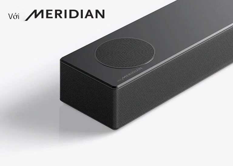 Cận cảnh cạnh bên trái của LG Sound Bar với logo Meridian được hiển thị ở góc dưới bên trái trên sản phẩm.