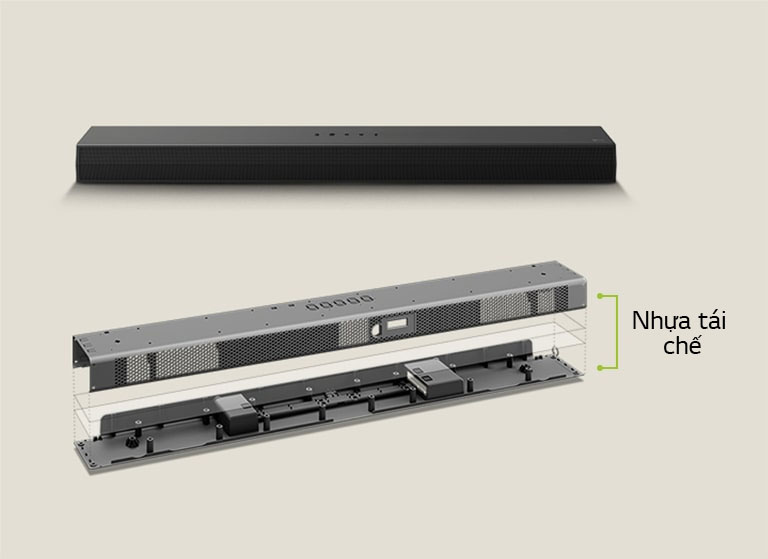 Có một hình ảnh mặt trước của soundbar ở đằng sau và một khung kim loại mô phỏng soundbar ở phía trước. Hình ảnh nghiêng về phía sau khung kim loại của soundbar với dòng chữ "Recycled Plastic" (Nhựa tái chế) biểu thị cạnh của khung.