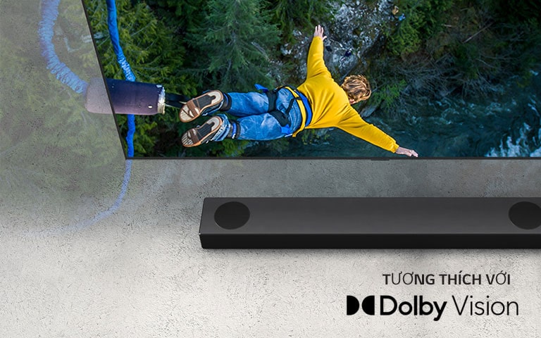 TV LG cho thấy một người nhảy bungee và loa LG Sound Bar được đặt  bên dưới TV.