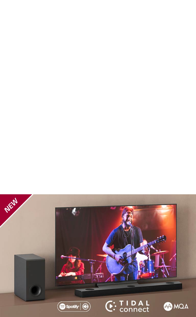 TV LG đặt trên kệ màu nâu, loa LG Sound Bar S75Q đặt phía trước TV. Loa siêu trầm đặt bên trái TV. TV hiển thị cảnh của một buổi hòa nhạc. Dấu MỚI hiển thị ở góc trên cùng bên trái.