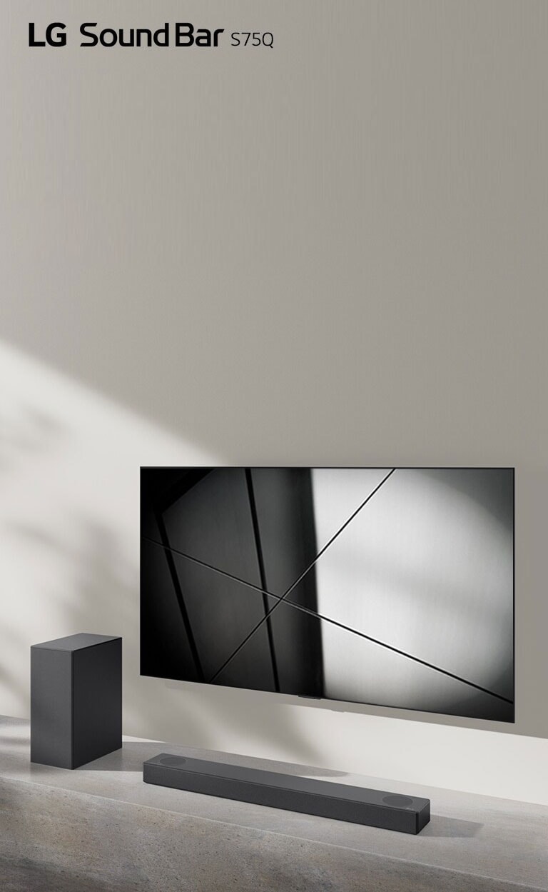 Loa LG sound bar S75Q và TV LG được đặt cùng nhau trong phòng khách. TV đang bật, hiển thị hình ảnh đen trắng.