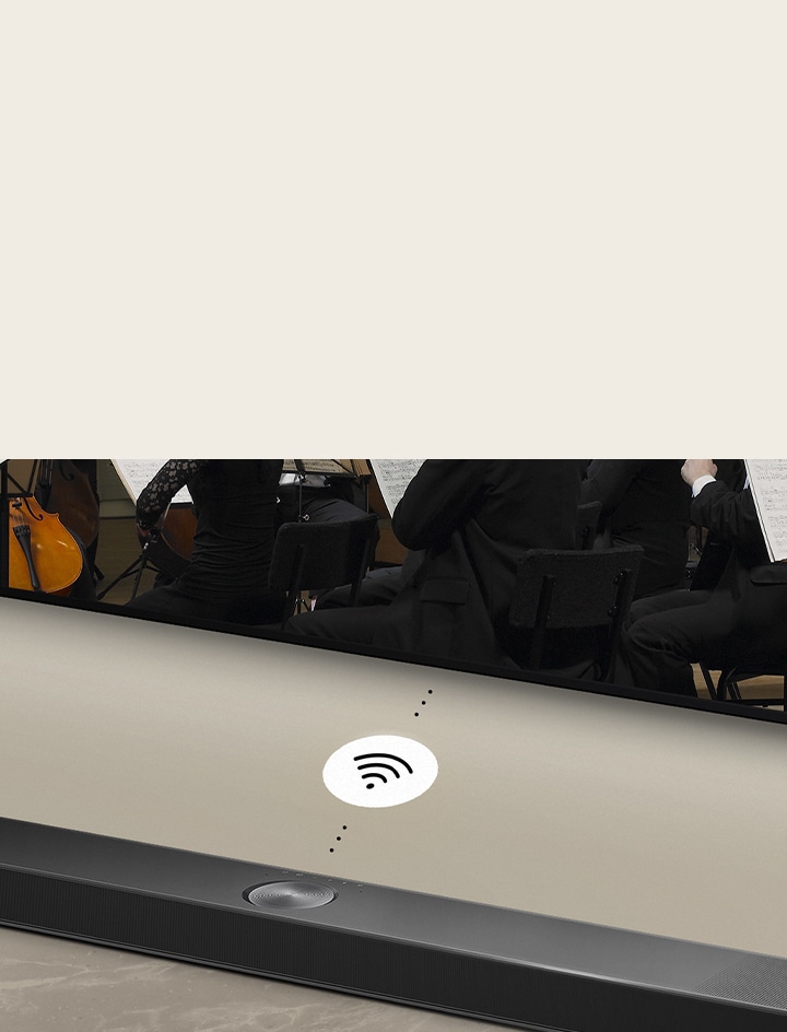 Cận cảnh loa thanh LG đặt dưới TV LG. Biểu tượng kết nối xuất hiện giữa hai thiết bị, thể hiện khả năng kết nối không dây của WOWCAST.