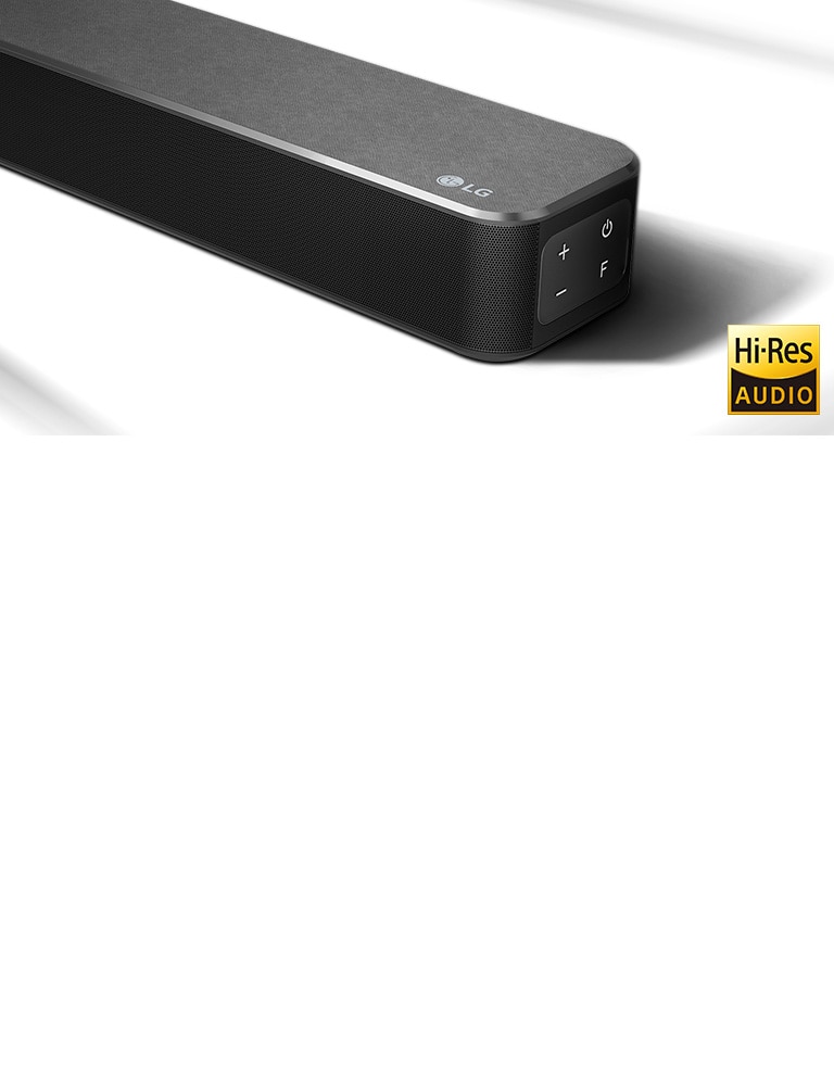 Cận cảnh mặt phải của Loa thanh LG với logo LG ở góc dưới bên phải. Logo Hi-Res được hiển thị bên dưới sản phẩm.