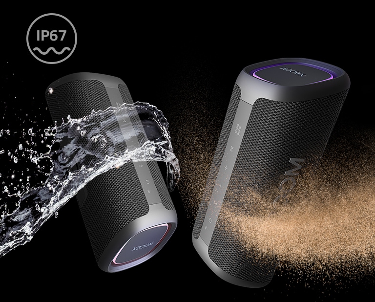 Hai loa LG XBOOM Go XG5 đặt trong một không gian bất tận. Một loa cho thấy nó có chống nước và loa kia có chống bụi.