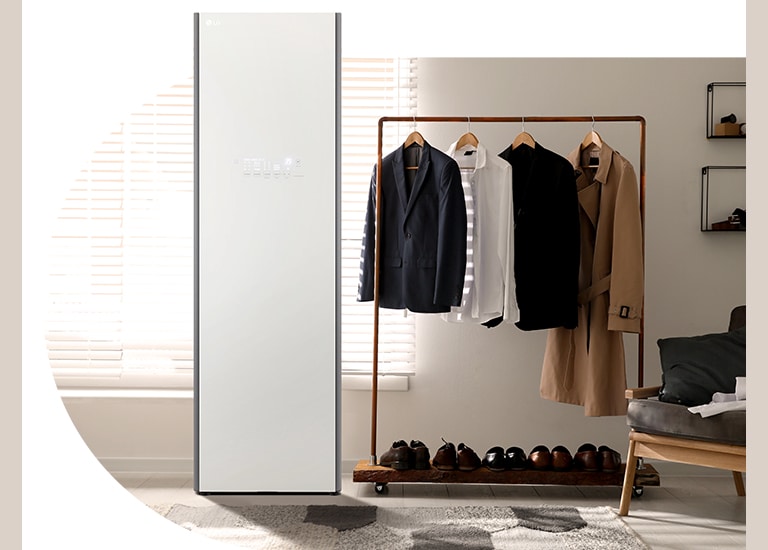 Tủ chăm sóc quần áo Styler và mắc treo quần áo trong phòng thay đồ.