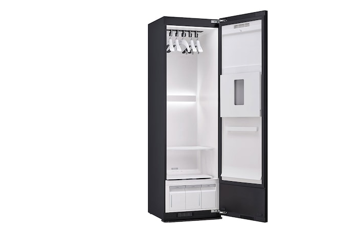 Cửa phải phía bên trái hé mở