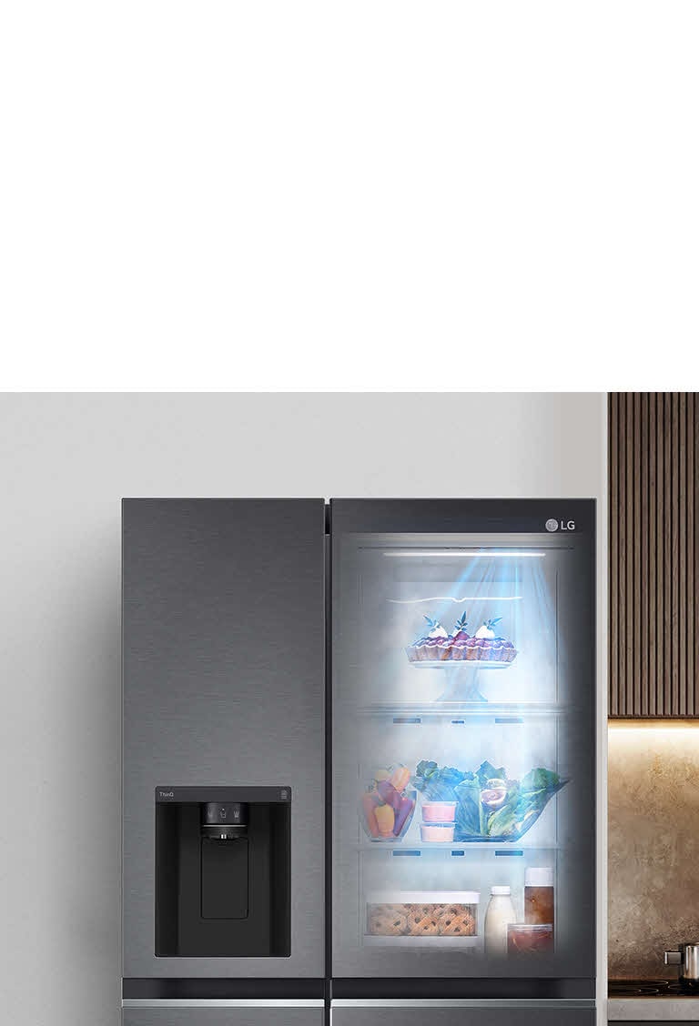 Hình ảnh tủ lạnh InstaView sáng đèn. Thực phẩm trong tủ có thể nhìn thấy qua cửa. Tia sáng xanh chiếu xuống từ DoorCooling