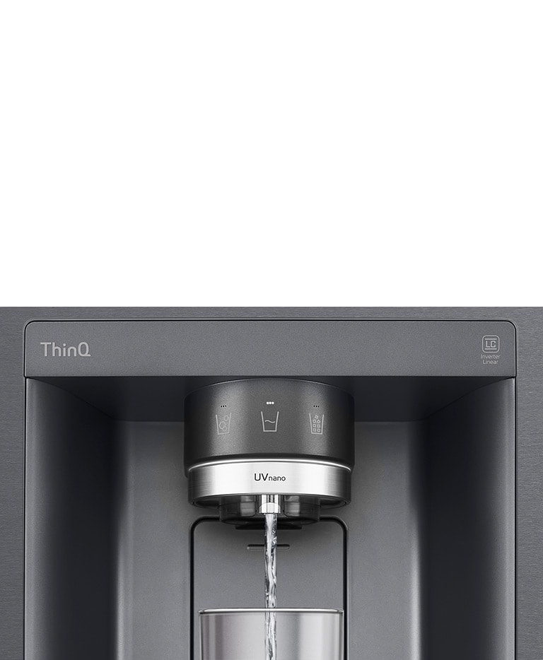 Video bắt đầu phóng to vào vòi rót nước. Bên ngoài của tủ lạnh trở nên trong suốt và bây giờ có thể nhìn thấy phần bên trong cửa và các bộ phận cơ khí của vòi rót nước. Video phóng to hơn nữa để hiển thị các giọt nước rơi qua phần UVnano của vòi rót nước có tác dụng làm giảm vi khuẩn. Hình ảnh phóng to trở lại để xem trở lại bên ngoài tủ lạnh khi nước đang được rót vào ly.