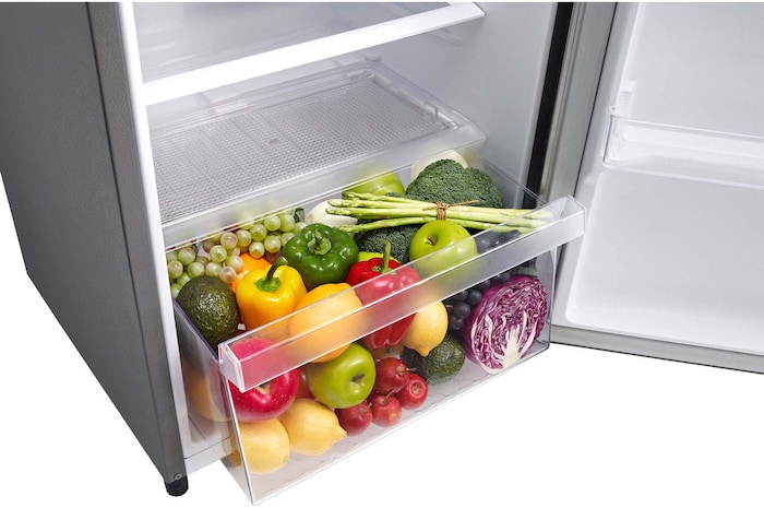 Hình ảnh chi tiết phần dưới cùng của tủ lạnh 1 cửa LG với thực phẩm bên trong.