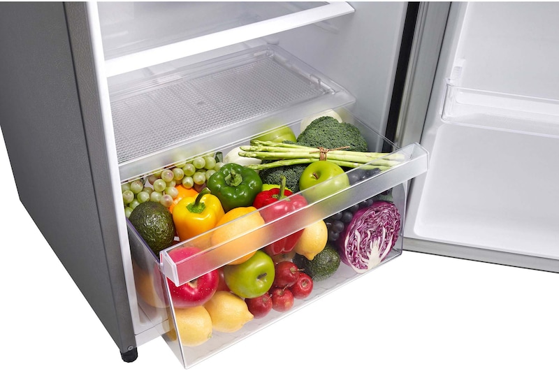 Hình ảnh chi tiết phần dưới cùng của tủ lạnh 1 cửa LG với thực phẩm bên trong.