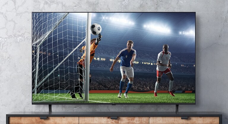 Cảnh trận đấu bóng đá được hiển thị trên màn hình TV trông như thật.