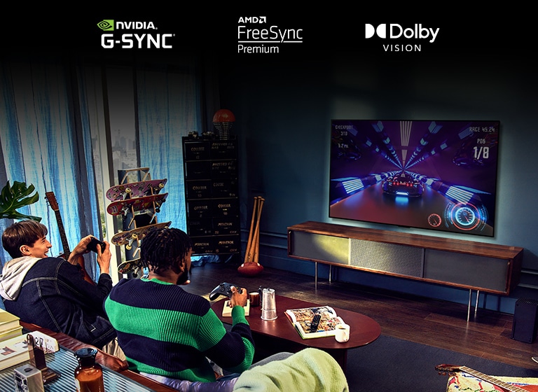 Hai người ngồi trên ghế dài chơi trò đua xe với bộ điều khiển và LG OLED G2 trong phòng khách.