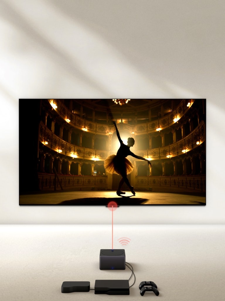 LG OLED evo M4 nhìn từ góc cao với nhiều bảng điều khiển và thiết bị được kết nối với nó bằng những sợi dây trông lộn xộn trước khi mờ dần. Zero Connect Box mờ dần với các thiết bị và bảng điều khiển được sắp xếp gọn gàng phía sau, tín hiệu Wi-Fi màu đỏ xuất hiện và chùm tia màu đỏ phát ra về phía TV khi góc nhìn nghiêng xuống để hiển thị toàn cảnh TV.