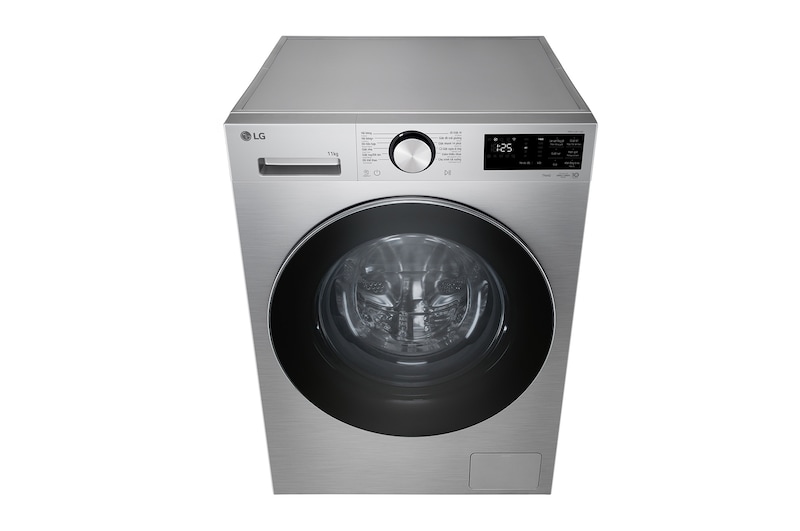 Máy giặt cửa trước LG phân loại áo trong phòng giặt