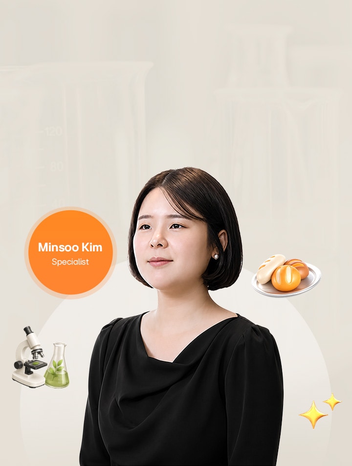 Chuyên gia tại LG Food Science Lab bên kính hiển vi, bình thí nghiệm cùng các mô hình đồ họa nghiên cứu thực phẩm.