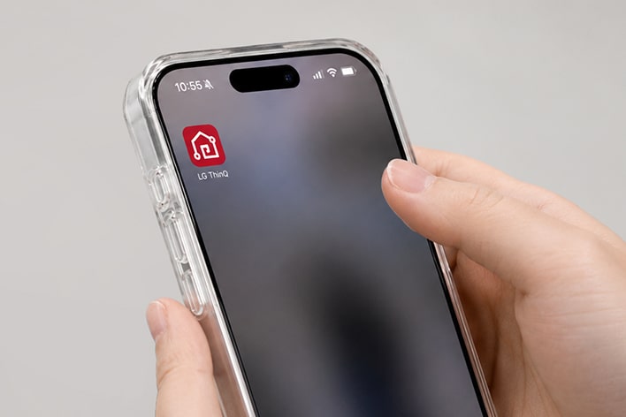 Thao tác sử dụng ứng dụng LG ThinQ trên điện thoại thông minh.