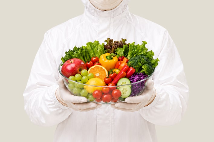 Nghiên cứu viên thực phẩm cầm trên tay tô trái cây và rau củ tươi ngon.