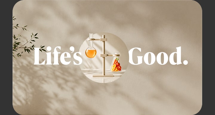 Hình ảnh Life’s Good với các bình thí nghiệm chứa nguyên liệu thực phẩm và chiết xuất dung dịch màu cam.