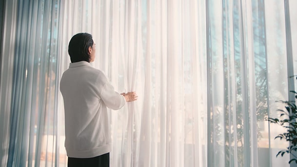 Người đang mở cửa sổ để thông gió cho căn phòng