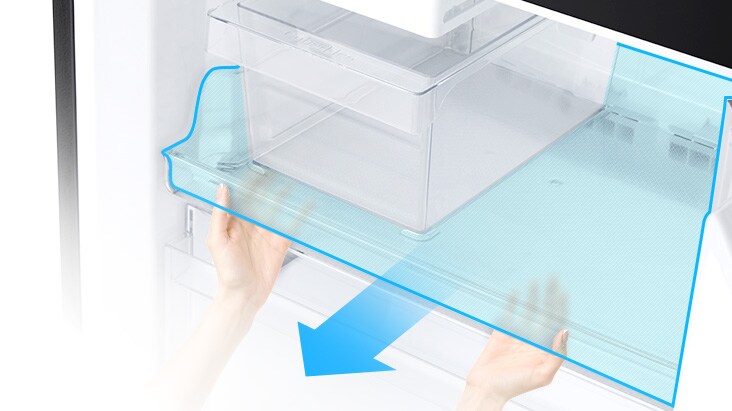 Tay kéo khay ngăn đá ra hết cỡ, khay được đánh dấu viền để thể hiện độ mở rộng tối đa.
