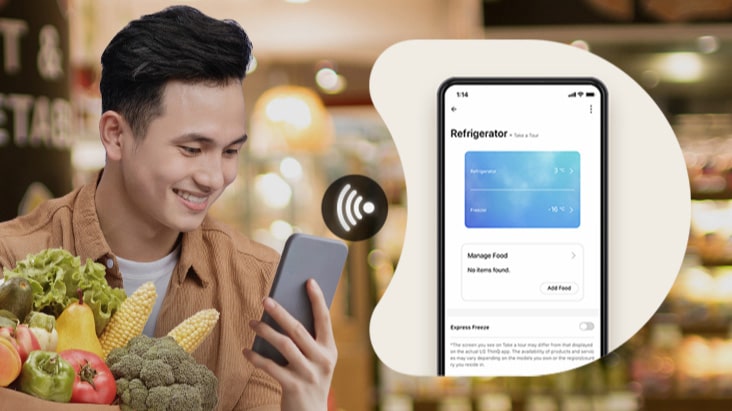 Người đàn ông trong lối đi siêu thị đang kiểm tra cài đặt nhiệt độ tủ lạnh trên ứng dụng LG ThinQ®.