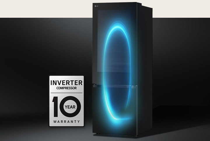 Ánh sáng xanh lan tỏa bên trong tủ lạnh cạnh huy hiệu bảo hành máy nén Inverter 10 năm.