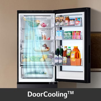 Đồ họa DoorCooling⁺™ thể hiện luồng khí lạnh chảy dọc phía trước các kệ tủ lạnh đang mở.
