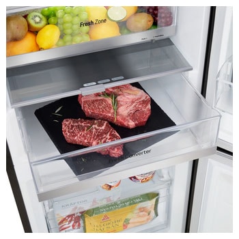Ngăn kéo FRESHConverter™ được kéo ra với thịt bò sống trên khay, trái cây trên kệ Fresh Zone phía trên.