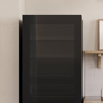 Đèn mặt ngoài instaview của tủ lạnh LG ngăn đá dưới bật sáng.