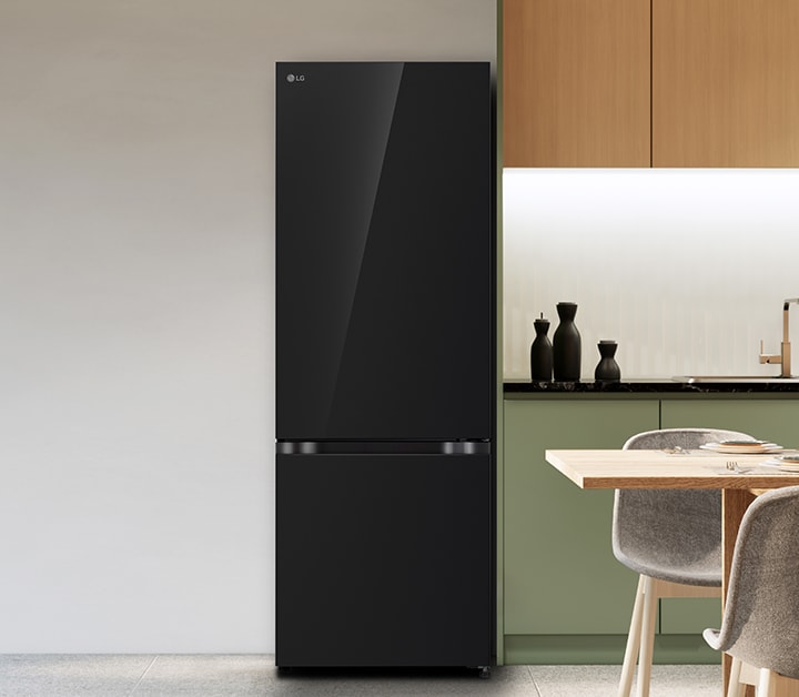 tủ lạnh lg ngăn đá dưới có instaview trong một căn bếp hiện đại.