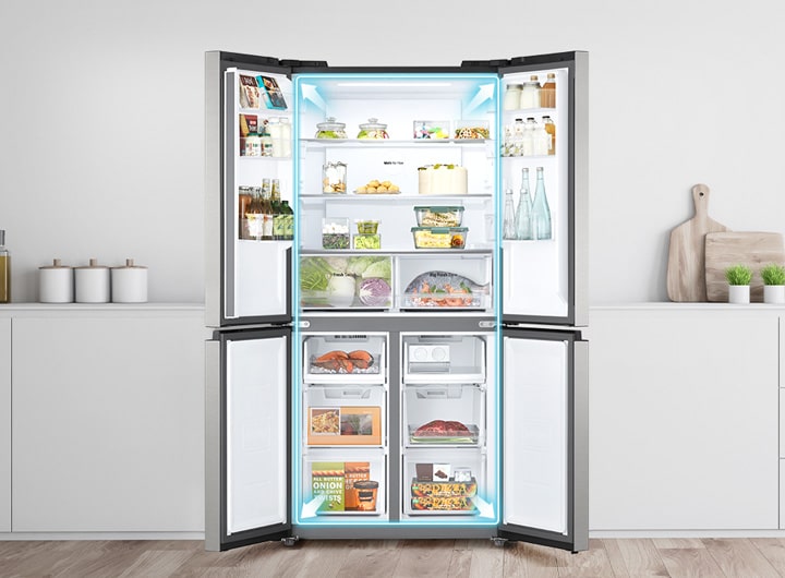 Tủ lạnh nhiều cửa LG mở tung các cánh cửa, cho thấy không gian bên trong rộng rãi cùng các ngăn thực phẩm bố trí ngăn nắp.