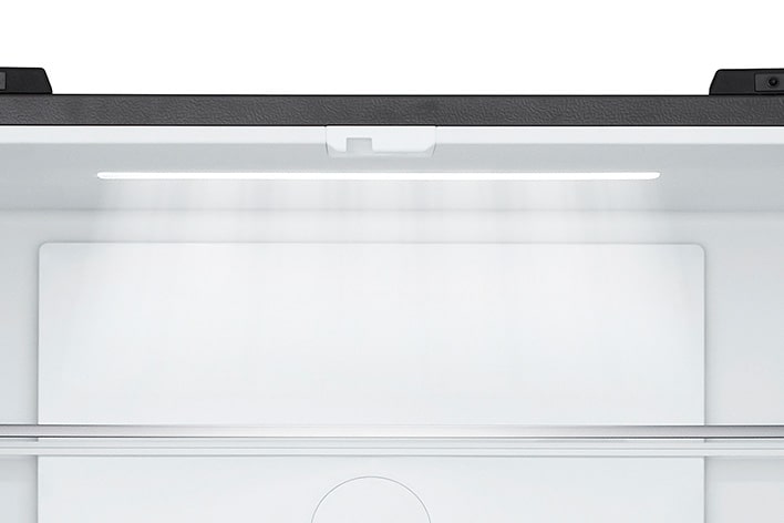Hình ảnh cận cảnh đèn LED bên trong tủ lạnh nhiều cửa LG.