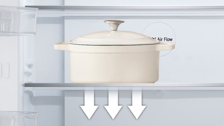 Hình ảnh cận cảnh giá đỡ bằng kính cường lực bên trong tủ lạnh nhiều cửa LG, bên trên đặt một chiếc nồi nặng.
