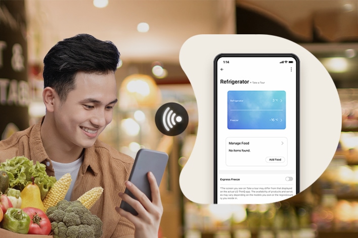 Người đàn ông đang nhìn vào điện thoại của mình với ứng dụng di động lg thinq đang bật.