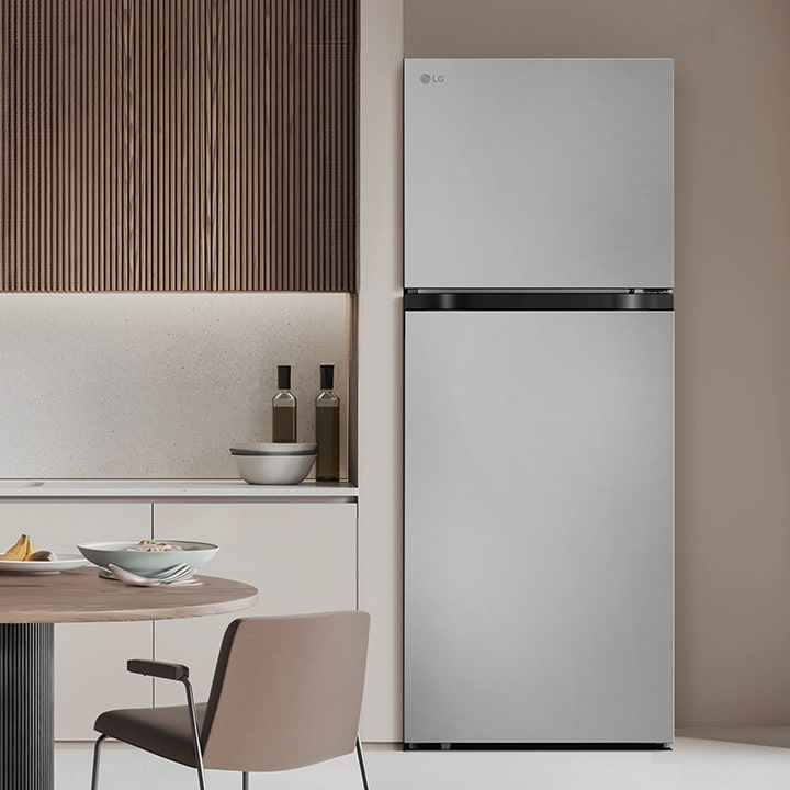 Tủ lạnh ngăn đá trên LG nằm trong gian bếp hiện đại, thể hiện thiết kế tổng thể của tủ lạnh.