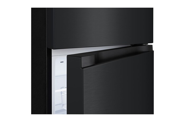 Hình ảnh tay nắm của Tủ lạnh ngăn đá trên Essence 217L màu đen mờ với công nghệ LinearCooling và tính năng Khử mùi.