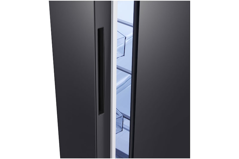 Tủ lạnh Side by Side LG GDFB607VGAH Kính Đen với hình cận cảnh tay nắm ẩn và đường viền hoàn thiện mượt mà.