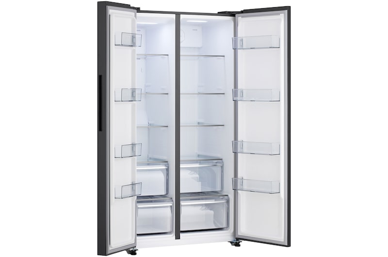 Tủ lạnh Side by Side LG GDFB607VGAH Kính Đen với hai cánh cửa mở rộng, khoang bên trong trống nhìn từ một góc nghiêng.