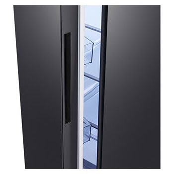 Tủ lạnh Side by Side LG GDFB607VGAH Kính Đen với hình cận cảnh tay nắm ẩn và đường viền hoàn thiện mượt mà.