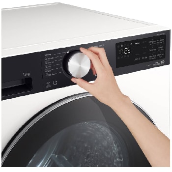 Cận cảnh thao tác tay trên núm xoay và màn hình điều khiển của máy sấy LG AI DUAL Inverter Heat Pump™ 12kg màu trắng RX12VHP5WB