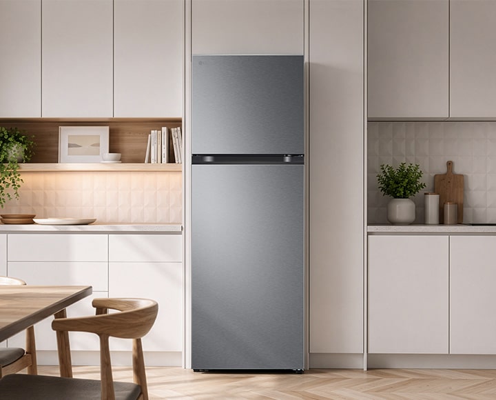 Tủ lạnh ngăn đá trên LG T39SV màu xám than được đặt giữa hệ tủ sáng màu trong căn bếp hiện đại, ấm cúng.